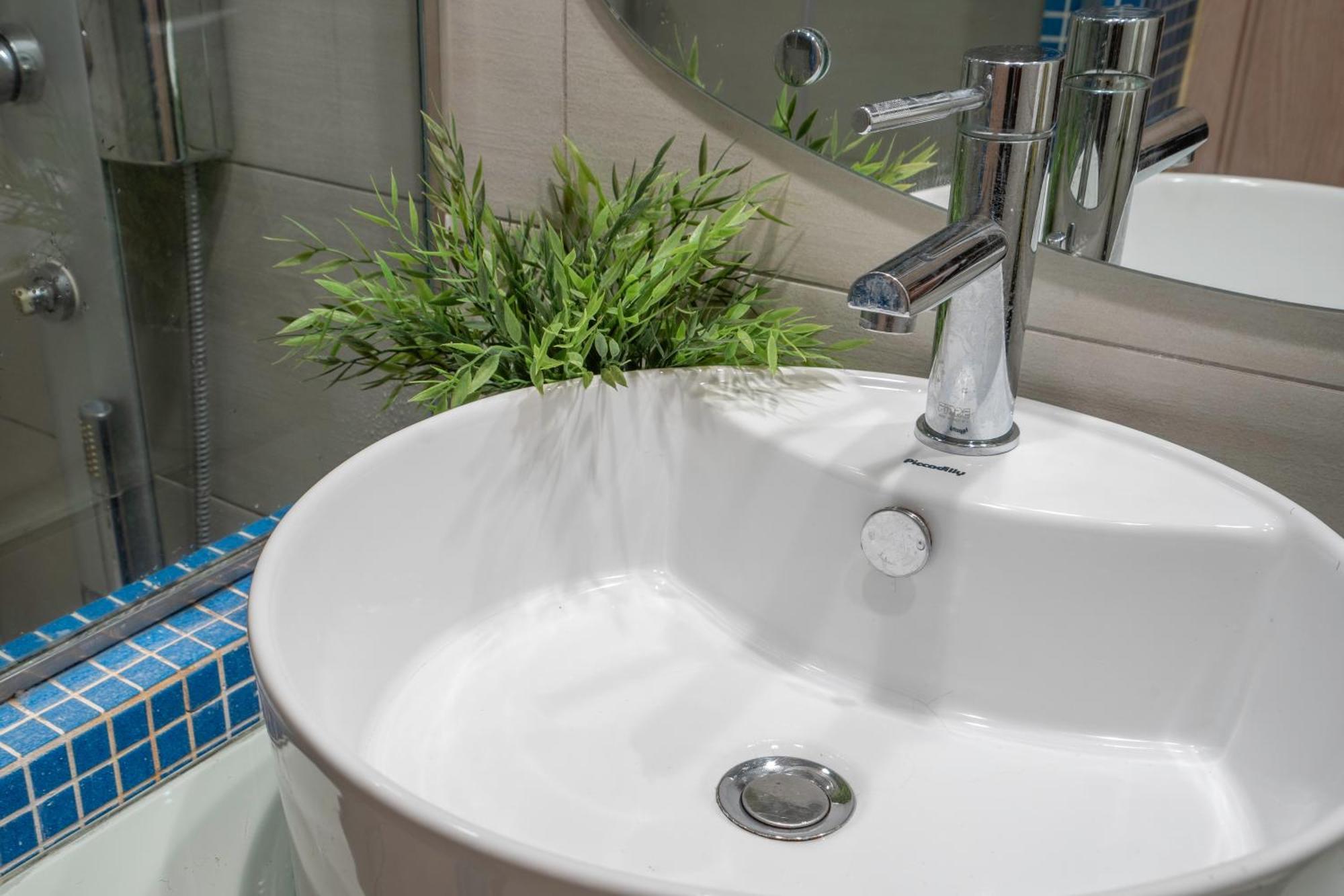 City Oasis: Newly Renovated 2Br Apt In City Center Athén Kültér fotó